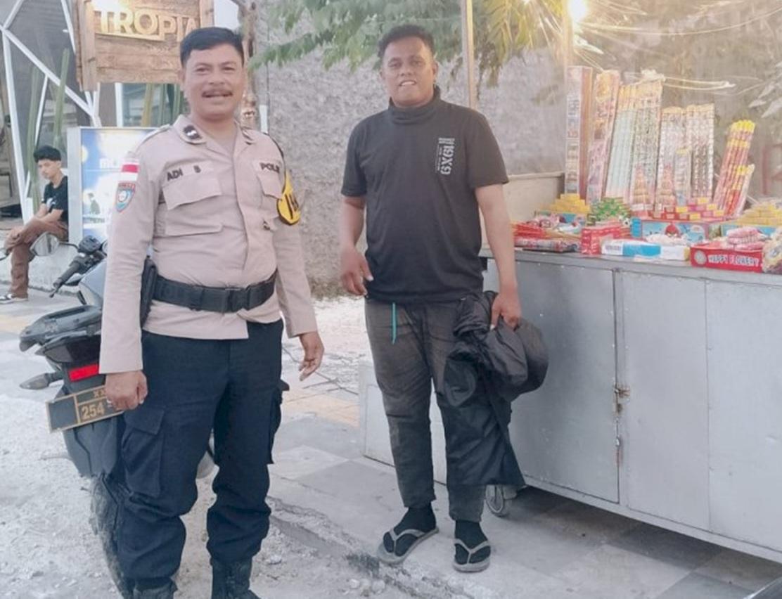Bhabinkamtibmas-Kelurahan-Oebobo-Polsek-Kota-Raja-bersama-penjual-kembang-api.jpg