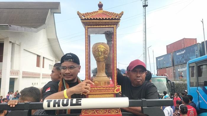 Bintang-Timur-Atambua-membawa-trofi-ETMC-saat-tiba-di-Kota-Ende.jpg