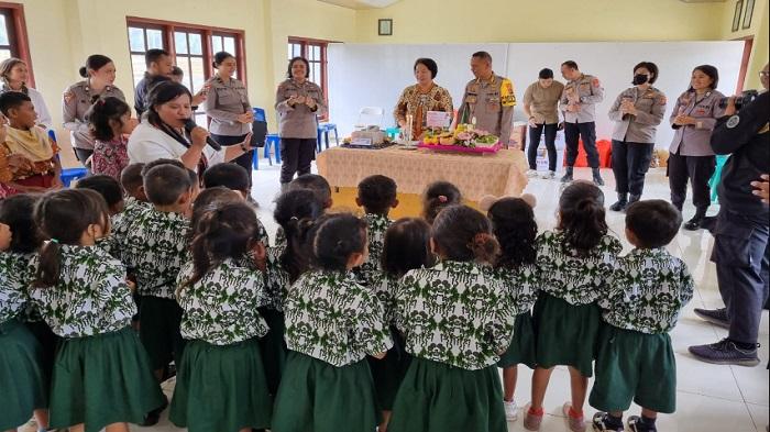 Biro Ops Polda NTT Berbagi Kasih Bersama Anak Panti Asuhan