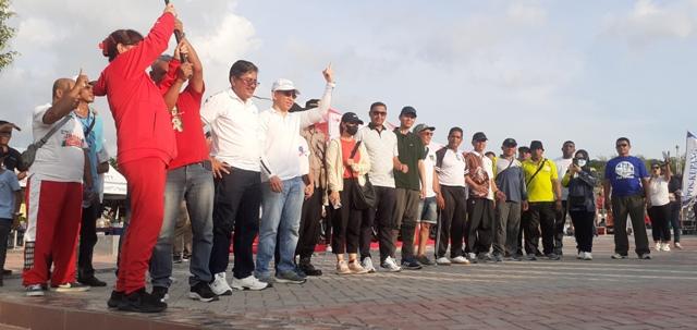 Pitoby Group Tiadakan Uang Muka Bagi Masyarakat di Malam Puncak Event Jalan Santai Pos Kupang