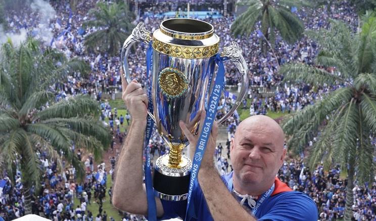 Bojan-Hodak-mengangkat-trofi-juara-Liga-1-202425.jpg