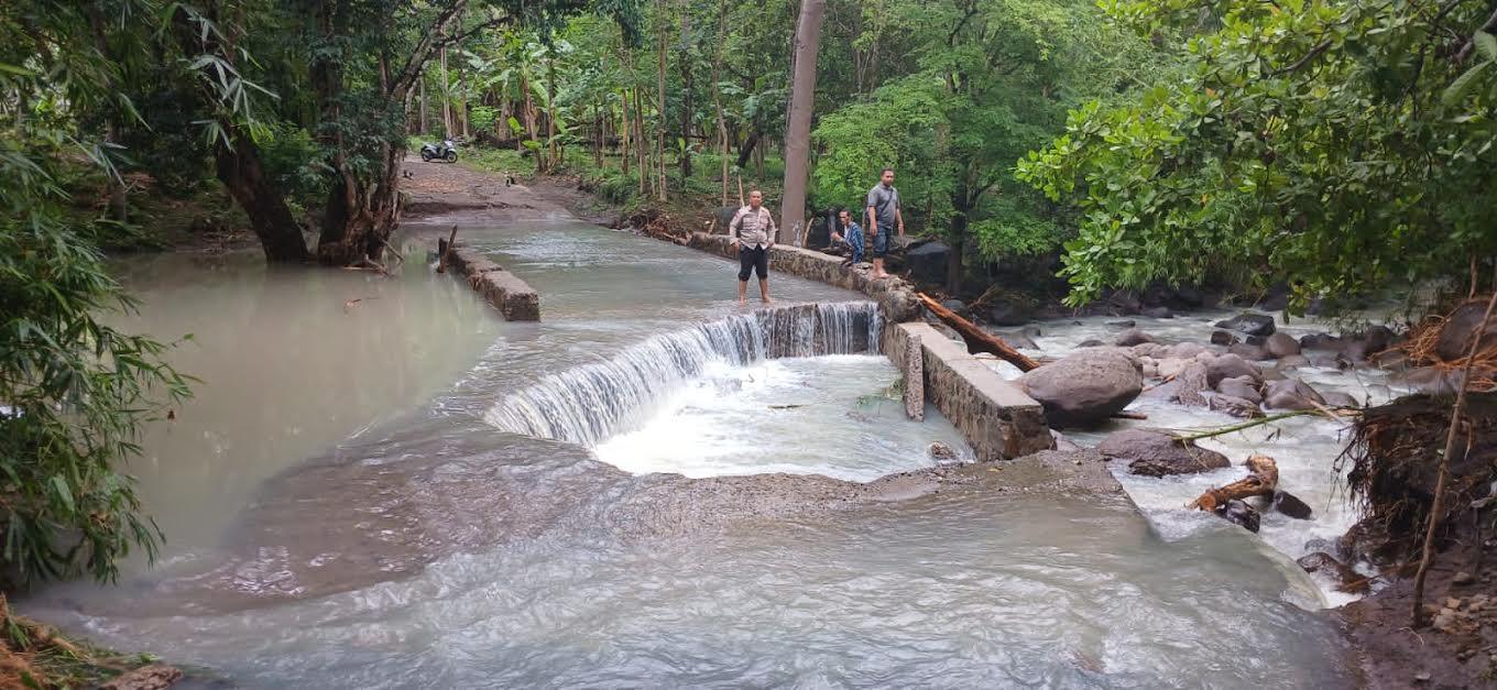 Jembatan Crossway Bulabutu Sikka Ambruk, Warga Harapkan Bantuan Pemerintah
