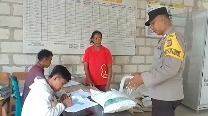 Bhabinkamtibmas Lobalain Amankan Penyaluran Beras Bantuan Pemerintah di Kantor Lurah Mokdale