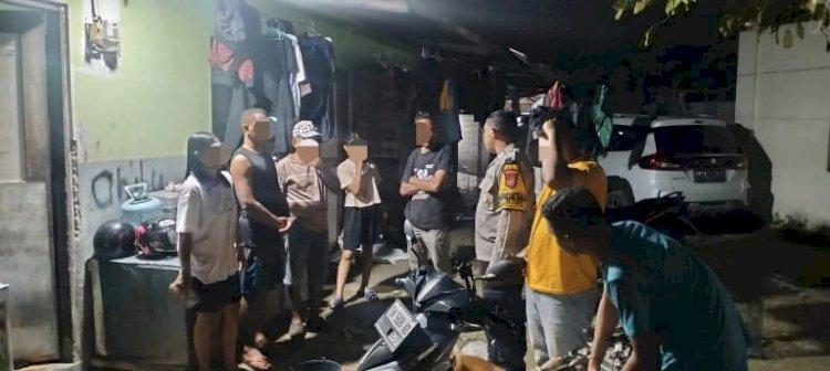 Bripka-Wens-Reba-Mesa-bersama-tokoh-masyarakat-setempat-melakukan-pengecekan.jpg
