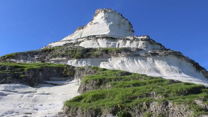 Bukit-Salju-yang-indah-di-Sabu-Rauijua-NTT.jpg