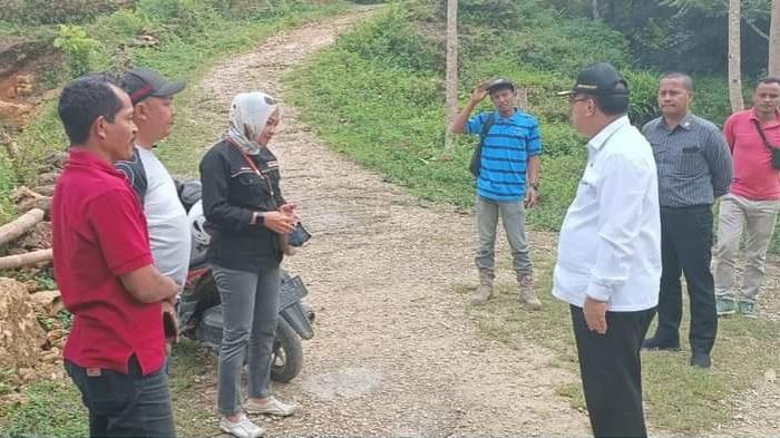 Bupati-Kabupaten-Sumba-Barat-Yohanis-Dade-SH-terus-gencar-turun-lapangan.jpg