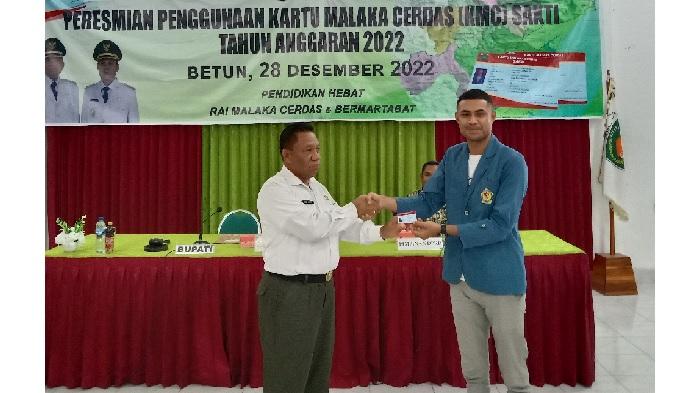 Bupati-Malaka-Dr-Simon-Nahak-memberikan-Kartu-Malaka-Cerdas.jpg