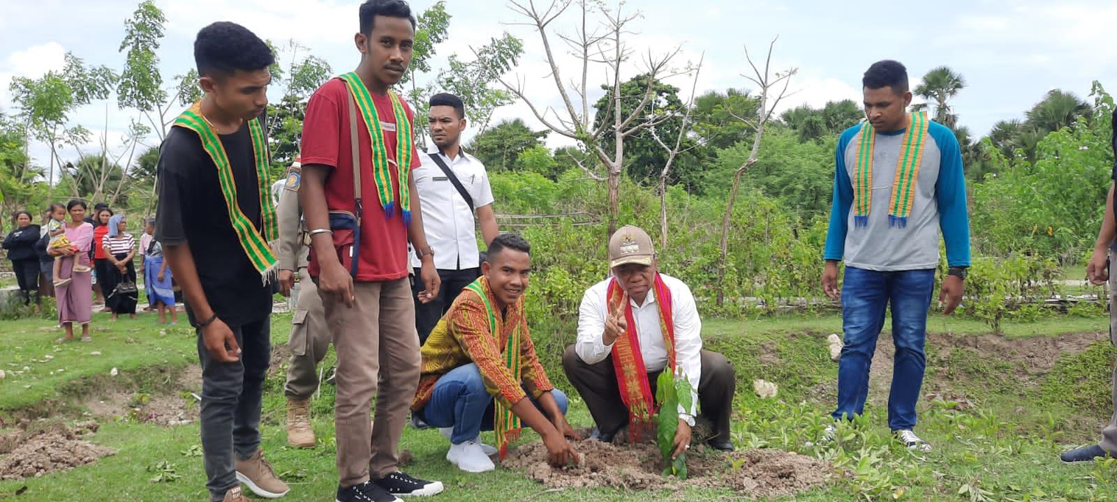 Bupati-Malaka-Dr-Simon-Nahak-menanam-pohon-secara-simbolis-bersama-mahasiswa-Gemma.jpg