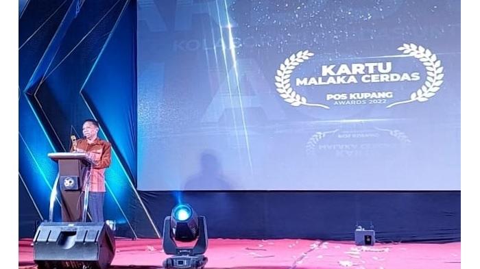 Bupati-Malaka-DrSimon-Nahak-menerima-penghargaan-Pos-Kupang-Award-2022-di-Aula-Aston-Hotel-Kupang.jpg