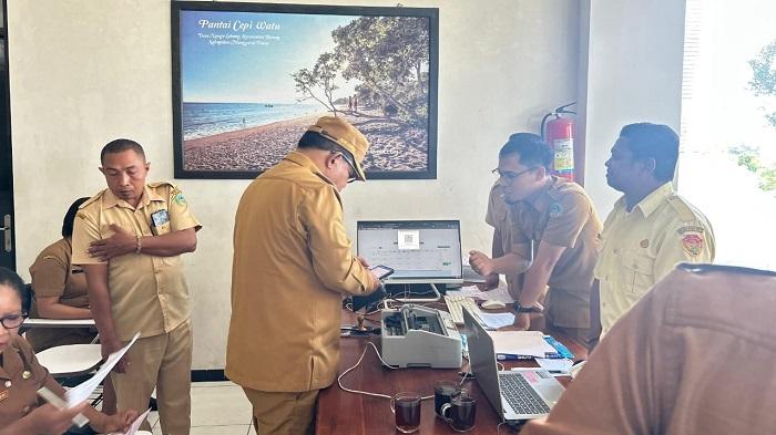 Bupati-Manggarai-Timur-Agas-Andreas-sedang-membayar-pajak-tanda.jpg