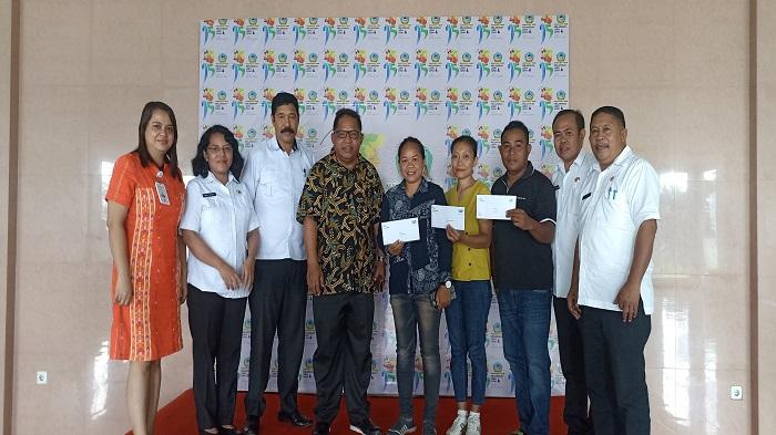 Bupati Agas Andreas Serahkan Bantuan Modal Usaha Bagi THL yang Tak Diperpanjang Kontrak Kerja