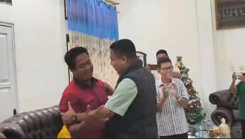 Bupati-Sikka-dan-Avelinus-berpelukan.jpg