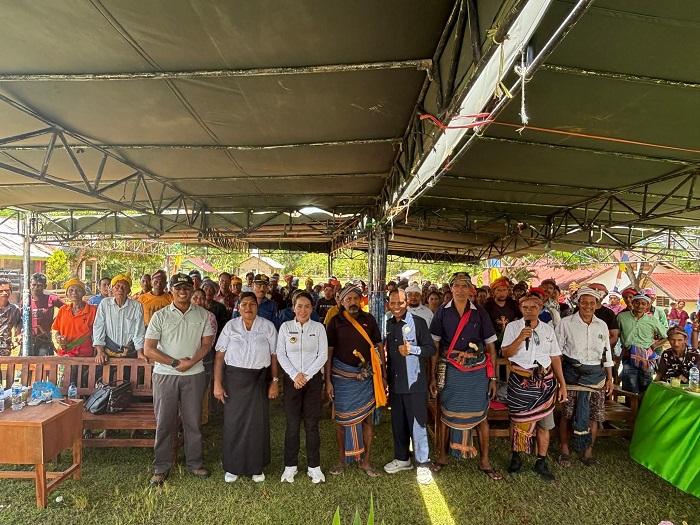 Bupati-Sumba-Barat-Daya-Ratu-Ngadu-B-Wula-foto-bersama-warganya.jpg