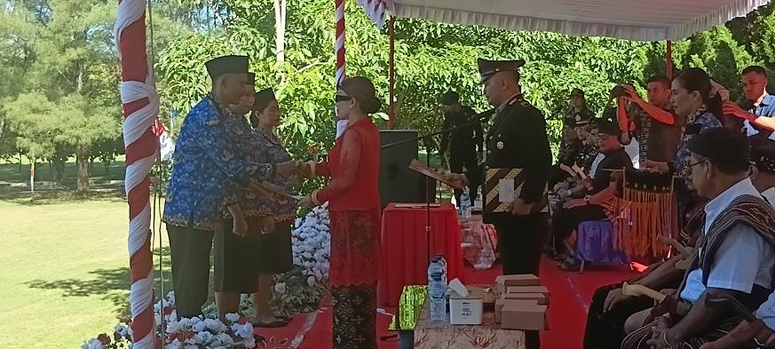 Bupati-Sumba-Barat-Daya-Ratu-Ngadu-Bonnu-Wulla-serahkan-SK-PPPK-Paru-waktu.jpg
