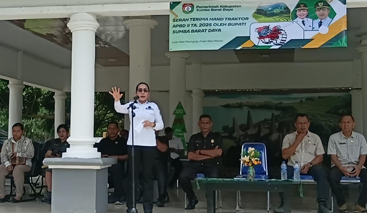Bupati-Sumba-Barat-Daya-Ratu-NgaduBonnu-Wulla-ST-mempersilahkan-investor.jpg