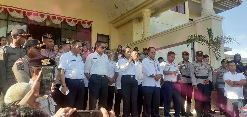 Bupati Sumba Barat Daya Tantang Mahasiswa Tunjukkan Bukti Soal Tambang Pasir Laut untuk Proyek