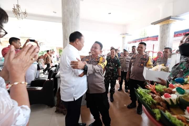 Bupati-Sumba-Barat-Yohanis-Dade-SH-menggelar-open-house-perayaan-natal.jpg