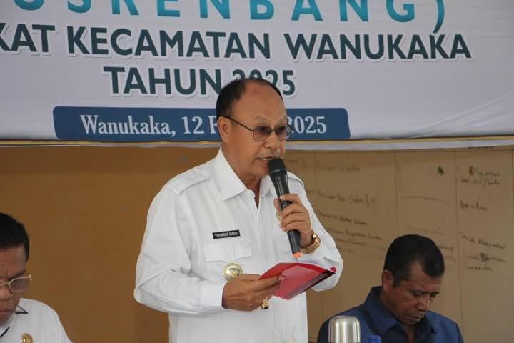 Bupati-Sumba-Barat-terpilih-Yohanis-Dade-SH-saat-memberikan-arahan.jpg
