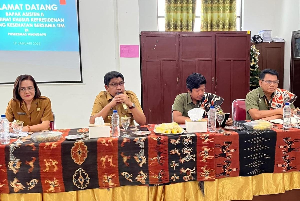 Bupati-Sumba-Timur-Umbu-Lili-Pekuwali-bersama-Asisten-II-Penasihat-Khusus-Kepresidenan.jpg