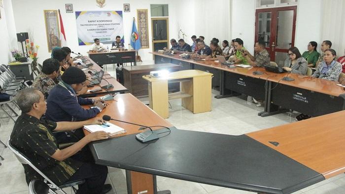 Bupati-Sumba-Timur-Umbu-Lili-Pekuwali-bersama-Asisten-Sekretariat-Daerah.jpg