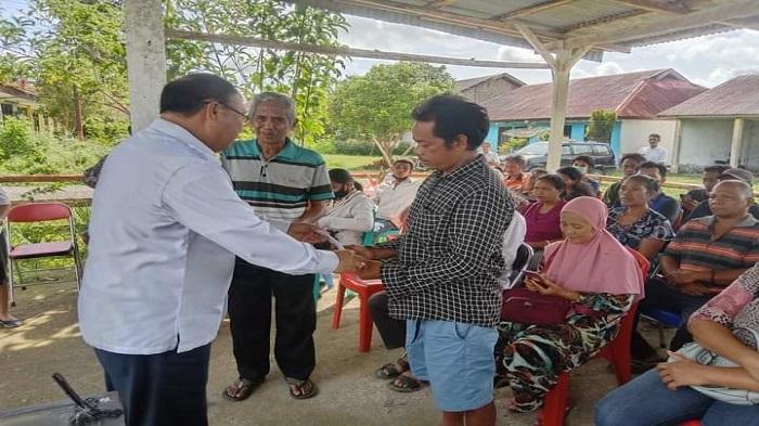 Bupati-Yohanis-Dade-SH-menyerahkan-dana-bantuan-sosial-bagi-modal-usaha.jpg
