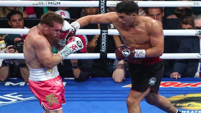 Tinju Dunia Dmitry Bivol vs Gilberto Zurdo Ramirez 5 November 2022 Canelo Alvarez Beri Peringatan
