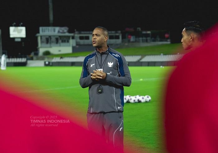 Coach-Patrick-Kluivert-saat-memimpin-latihan-perdana.jpg