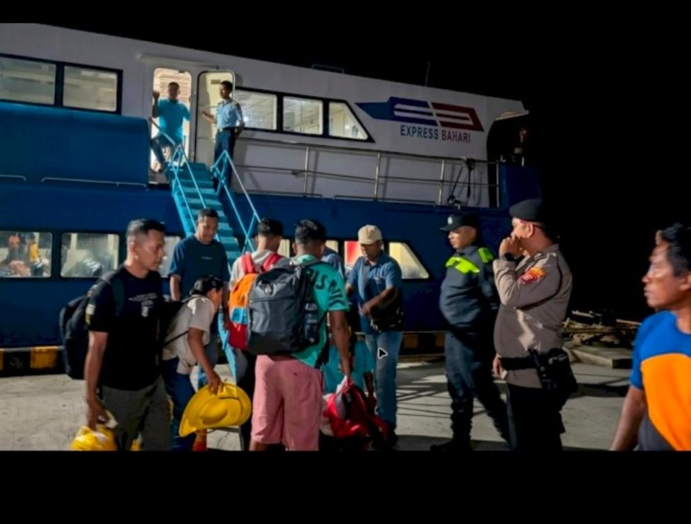 Sempat Tertahan Cuaca Buruk, 323 Penumpang Kapal Express Bahari 8E Akhirnya Diberangkatkan ke Kupang - Pos-kupang.com