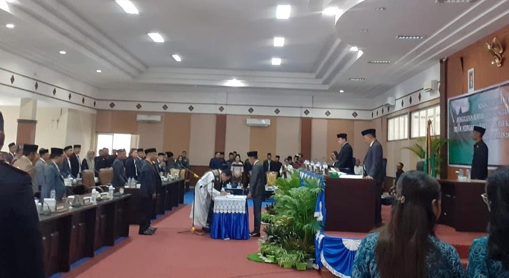 DPRD Manggarai Barat Lantik Dua Anggota PAW dari Partai Hanura dan PKB