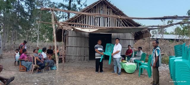 Gelar Reses, Anggota DPRD TTU Bantu Kursi dan Dana Pembangunan MCK Kapela St. Bartolomeus Oetalus