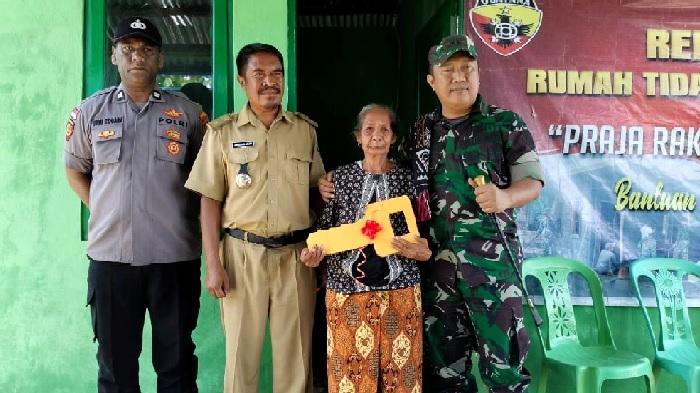 Dandim 1627/ Rote Ndao Serahkan Kunci Rehab RTLH Program Pangdam IX/Udayana