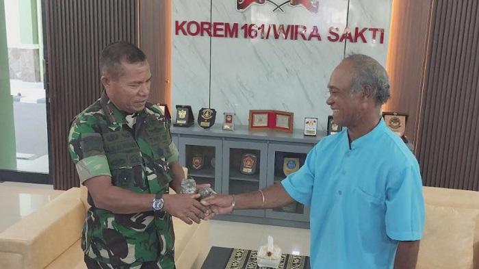 Danrem 161/Wira Sakti Kupang Terima Dua Granat Aktif dari Warga