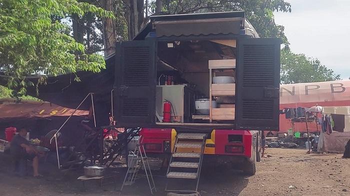 Dapur-umum-didirikan-Sat-Brimob-Polda-NTT-di-Poslap-Pengungsi-Desa-Konga123.jpg