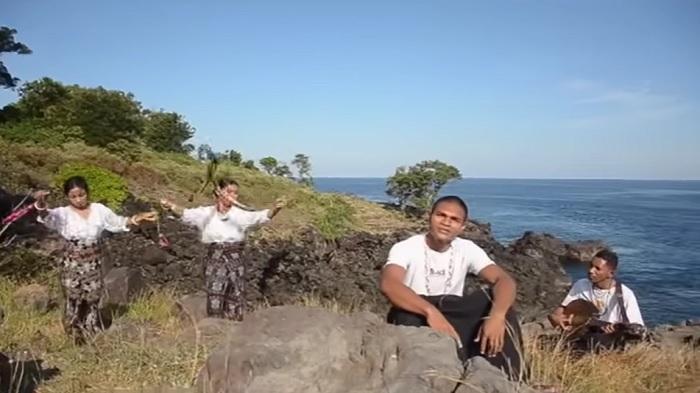 Dari-video-klip-lagu-daerah-NTT-Judul-Nona-Ropo-Mawe-Rowit.jpg