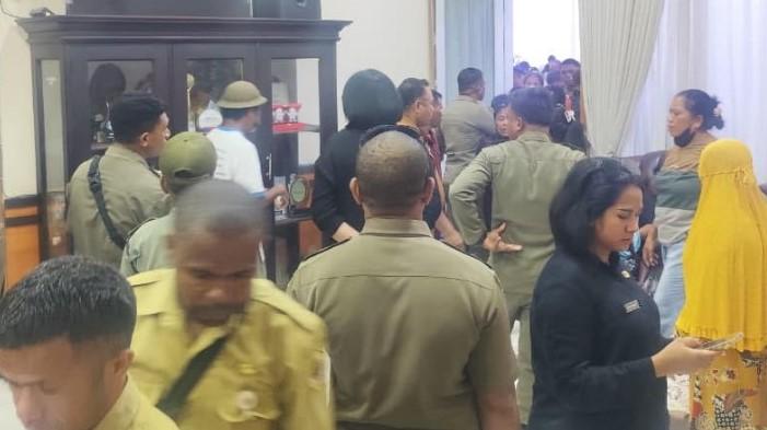 Tuntut Dana Seroja, Pendemo Dobrak Pintu Ruang Kerja Bupati Kupang