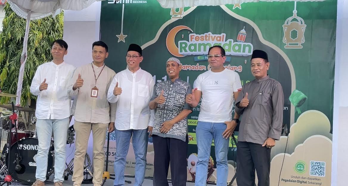 Deputi-Bisnis-PT-Pegadaian-area-Kupang-Anwar-SSosMM-ketiga-dari-kiri-dalam-Festival-Ramadan.jpg