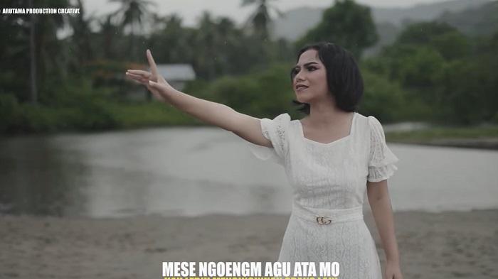 Desy-membawakan-lagu-daerah-Manggarai-judul-Ceing.jpg