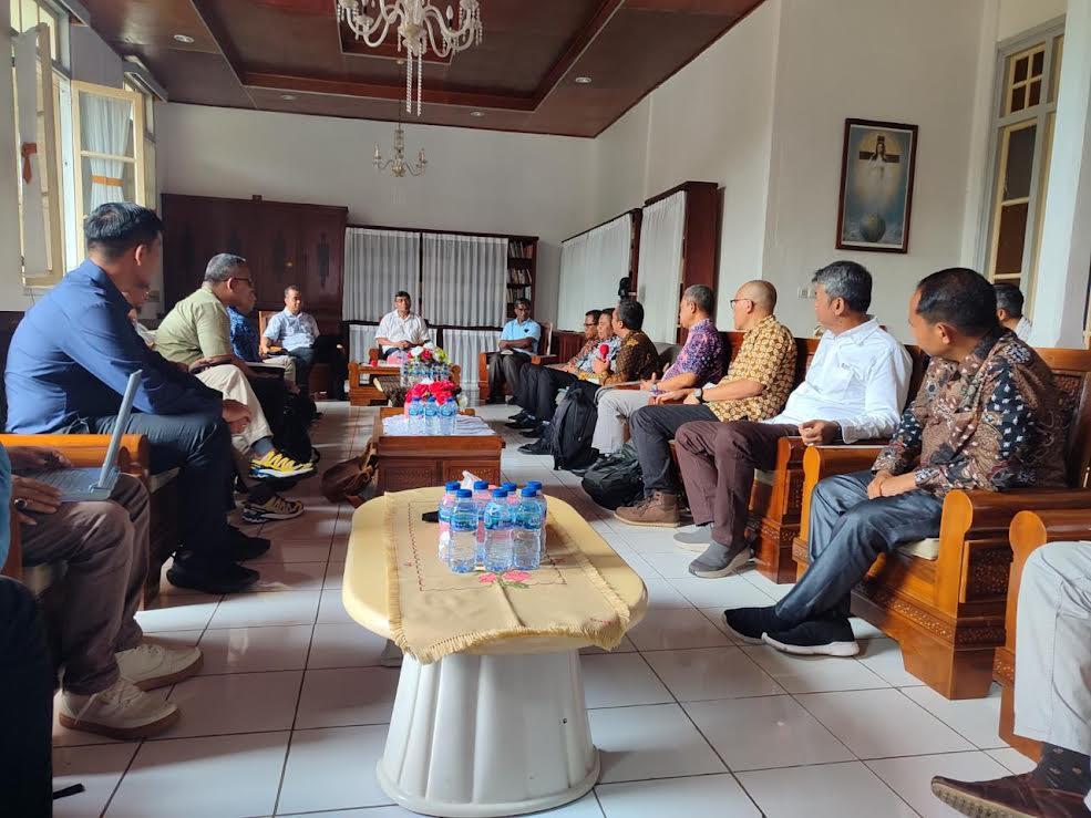 Direktur-Panas-Bumi-Kementerian-ESDM-dan-jajaran-PT-PLN-UIP-Nusra-bertemu-Uskup-Agung-Ende.jpg
