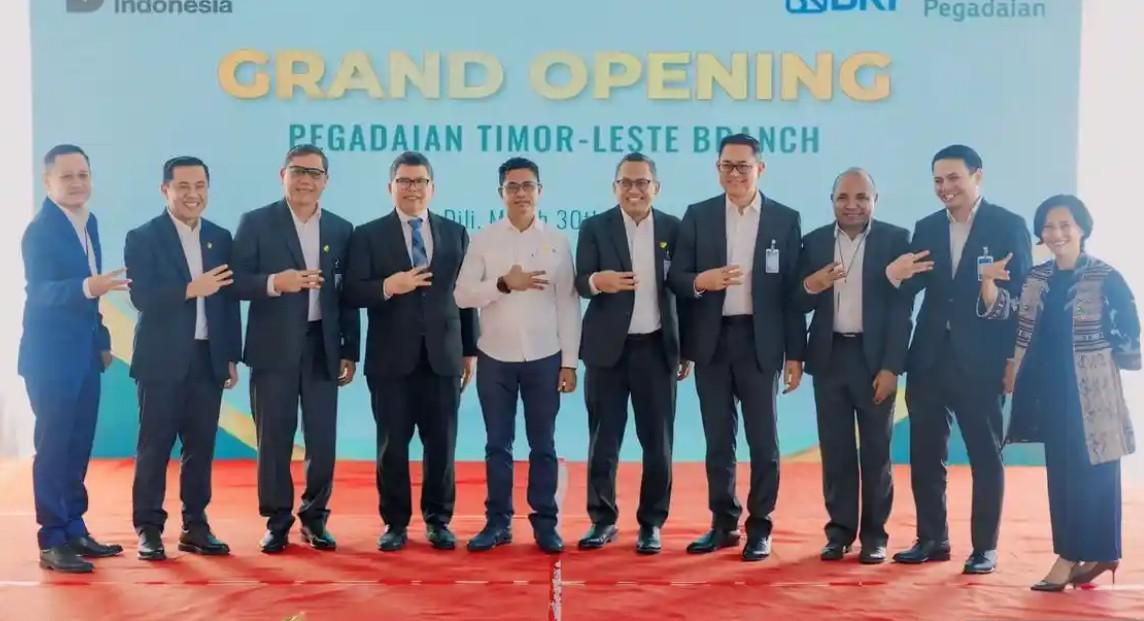 Dirut-jajaran-direksi-dan-Komisaris-PT-Pegadaian-foto-bersama-saat-pembukaan-kantor-di-Dili.jpg