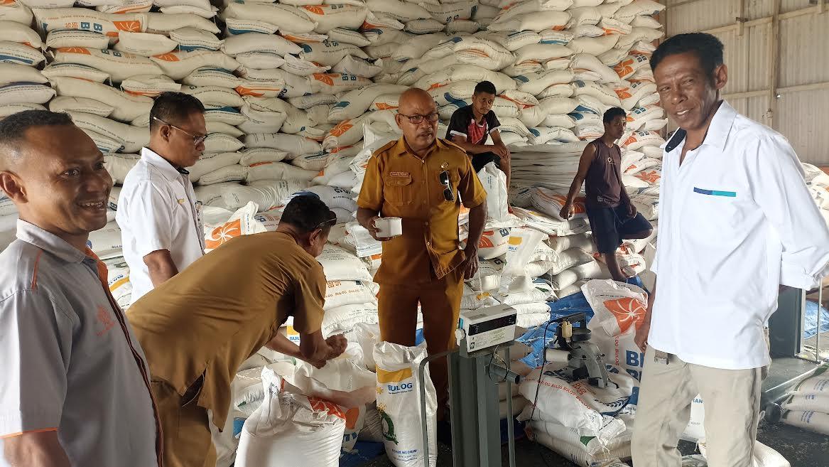 Distribusi-beras-cadangan-pangan-kepada-warga-Lembata.jpg