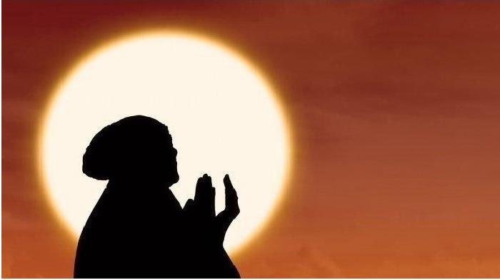 Awali Baca Istighfar 3x, Inilah Bacaan Doa Setelah Sholat Maghrib 3 Rakaat