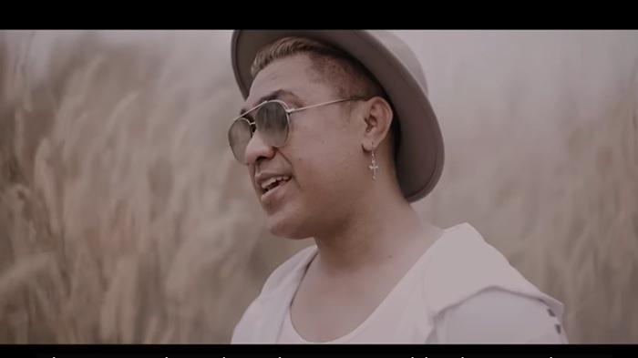 Doddie-Latuharhary-membawakan-lagu-Orang-Pung-Tulang-Rusuk.jpg