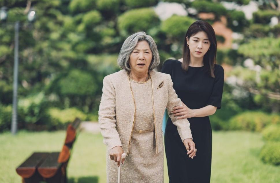 Drama Korea Curtain Call: Ha Ji Won dan Sung Dong Melihat Go Doo Shim Menangis Saat Seseorang Tiba