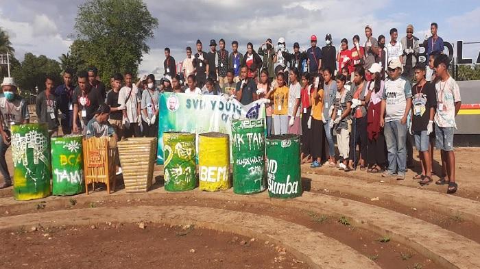 Sumbang Kotak Sampah, OMK Ajak Pengunjung Jaga Kebersihan Alun-alun Kota Tambolaka