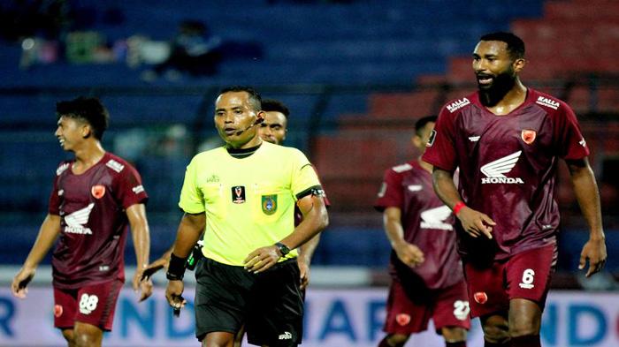 Dua-Kali-Keputusan-Kontroversial-Wasit-Menimpa-PSM-Makassar-di-Piala-Presiden-2022.jpg