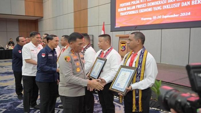 Dua-anggota-Polres-Ende-meraih-penghargaan-yang-diberikan-langsung-oleh-Kapolda-NTT.jpg