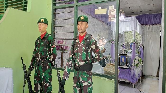 Dua-prajurit-TNI-AD-terus-menjaga-rumah-duka-keluarga-Christian-Namo-dan-Epi.jpg