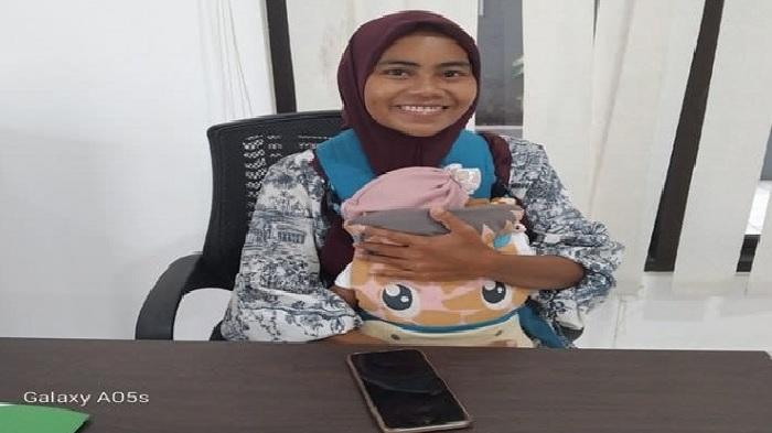 Dwi-Yuniarti-salah-satu-warga-Kabupaten-Ende-yang-merasakan-program-JKN.jpg