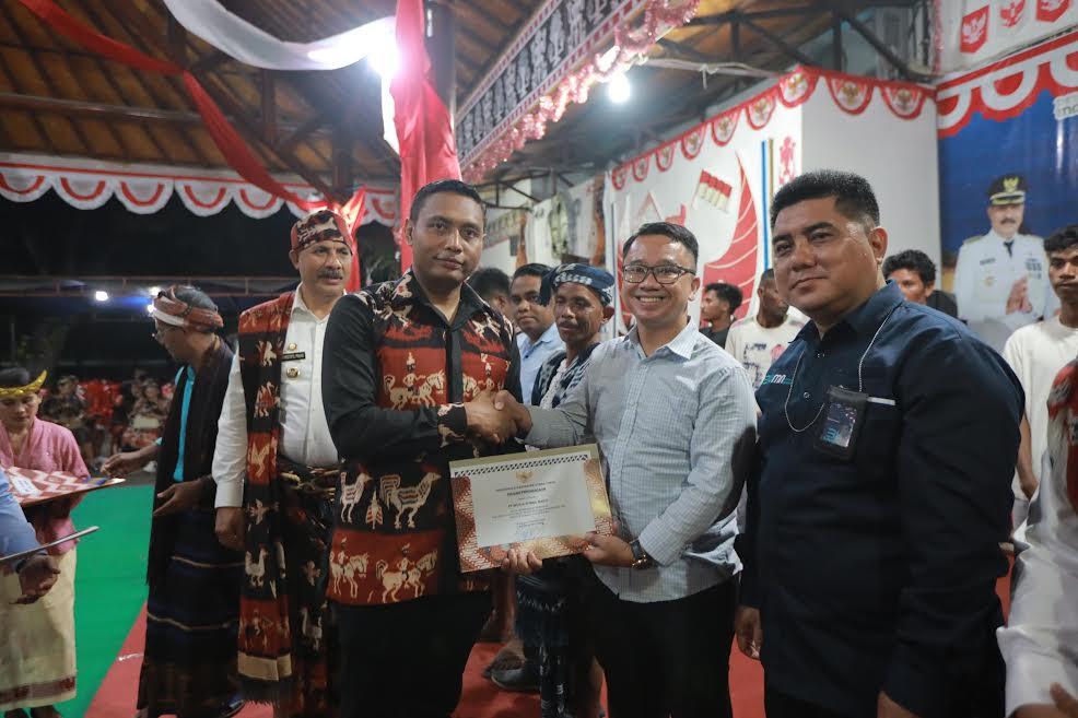 E-Jacky-T-Umbu-Kaledi-menyerahkan-Penghargaan.jpg