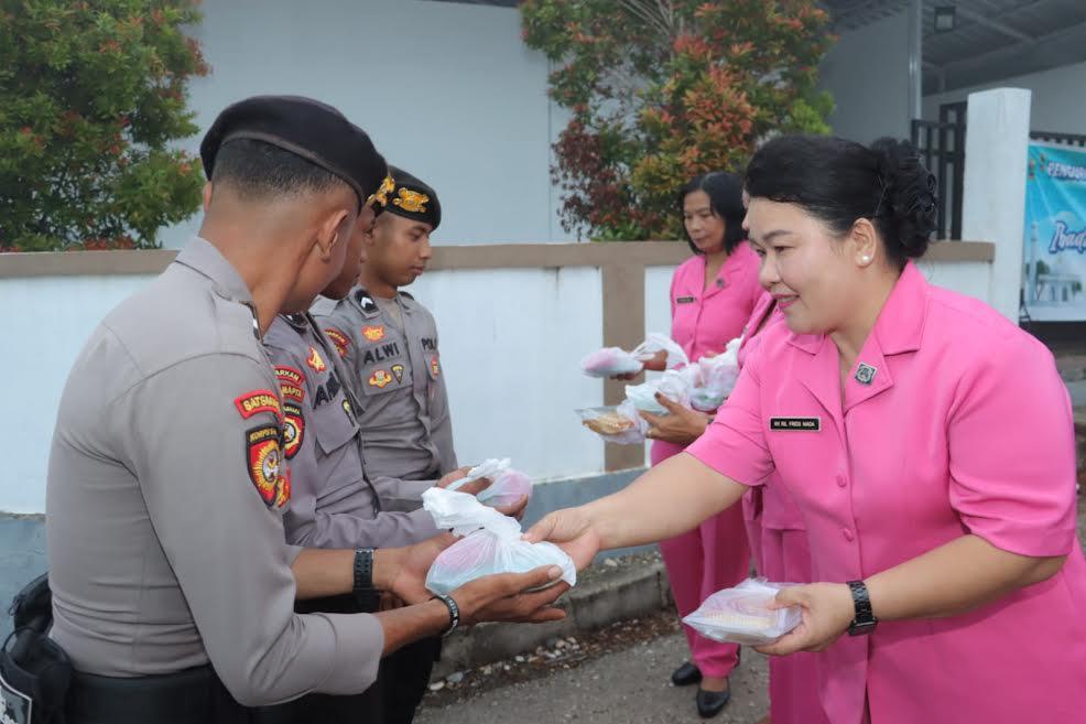 Eratkan Persaudaraan Polres Timor Tengah Selatan Bagi Takjil kepada Masyarakat